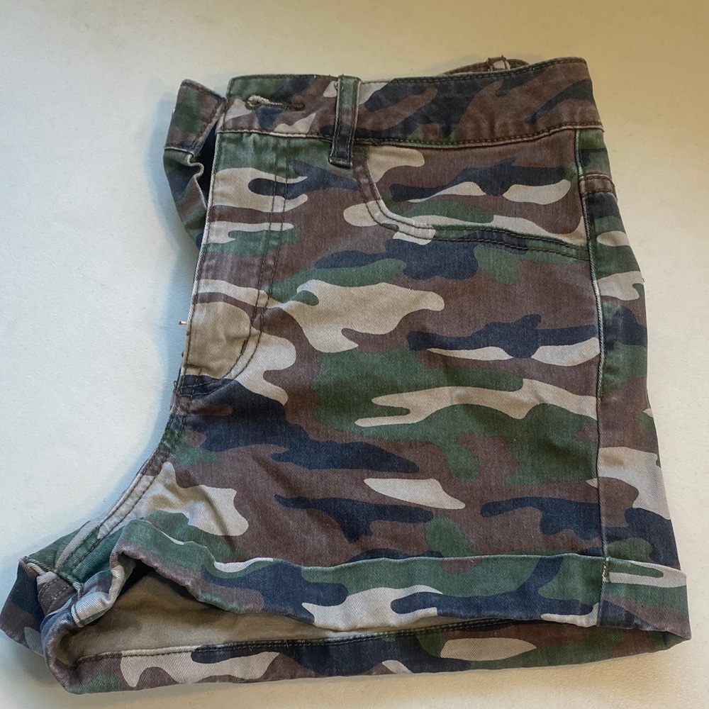 Makeup Forever Women's Camo Utility Shorts - Green/Brown/Black